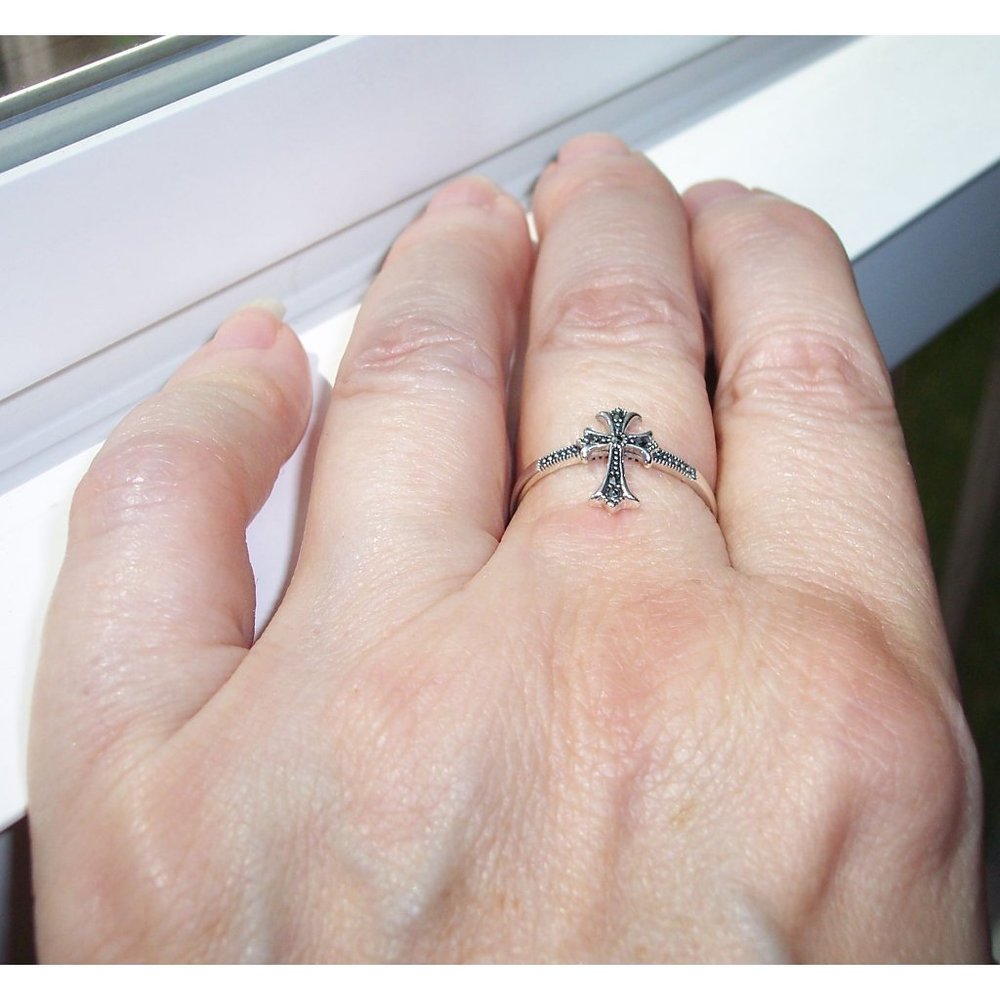 925 STERLING SILVER Dainty Medieval Cross Marcasite Ring - Picture 5 of 16